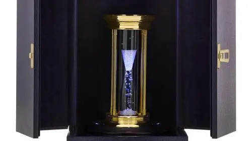 În loc de nisip, noua clepsidră De Beers folosește 2.000 de diamante