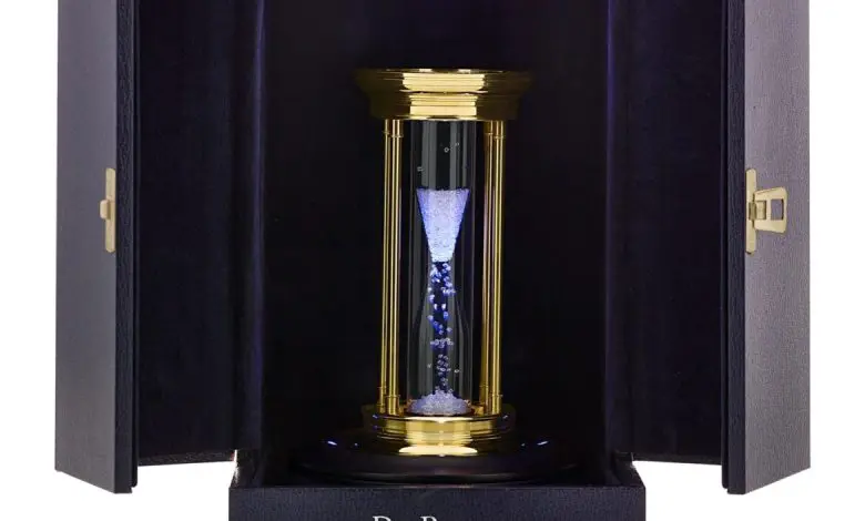 În loc de nisip, noua clepsidră De Beers folosește 2.000 de diamante