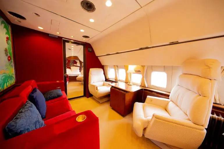 Private jet-ul lui Pablo Escobar este disponibil pe Airbnb la Bristol