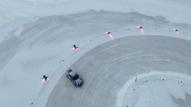 Porsche Taycan: drift de 17 km non-stop, pe gheață, în Guiness World Records