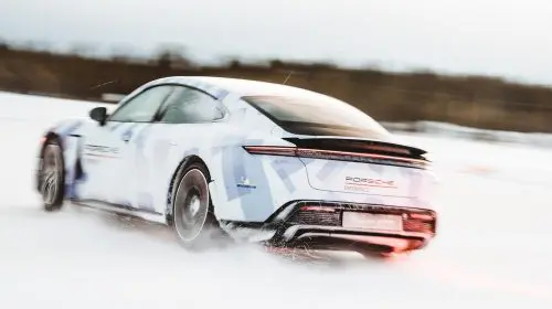 Porsche Taycan: drift de 17 km non-stop, pe gheață, în Guiness World Records