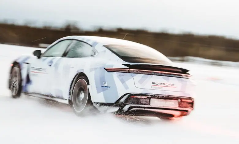 Porsche Taycan: drift de 17 km non-stop, pe gheață, în Guiness World Records