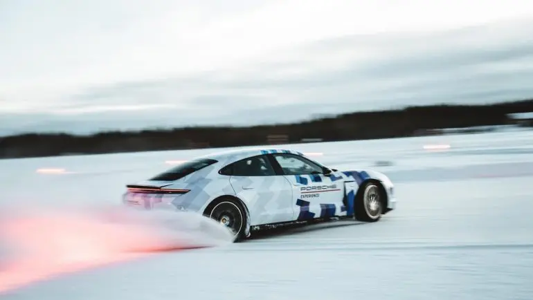 Porsche Taycan: drift de 17 km non-stop, pe gheață, în Guiness World Records