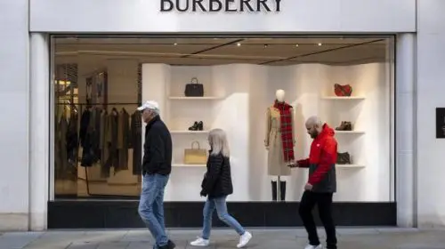 Acțiunile Burberry au crescut cu 15% datorită vânzărilor de sărbători