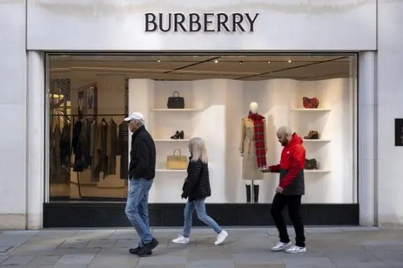 Acțiunile Burberry au crescut cu 15% datorită vânzărilor de sărbători