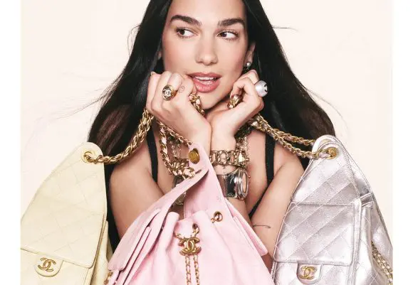 Dua Lipa este imaginea noii genți CHANEL 25