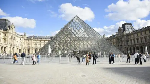 Muzeul Louvre din Paris va organiza prima sa expoziție de modă
