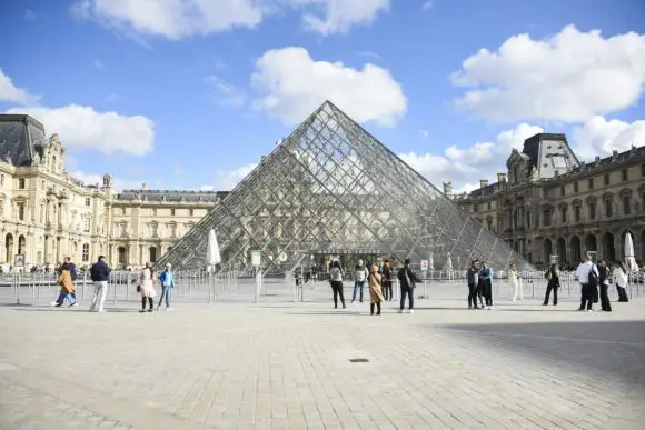 Muzeul Louvre din Paris va organiza prima sa expoziție de modă