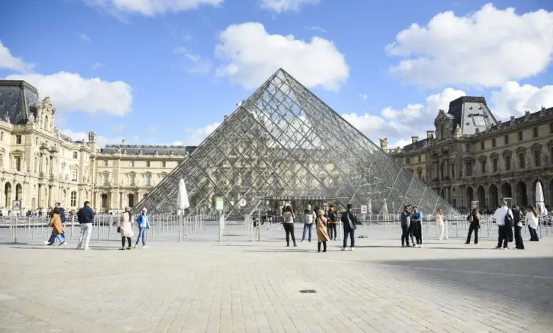 Muzeul Louvre din Paris va organiza prima sa expoziție de modă