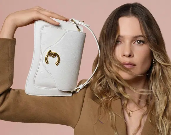 Coccinelle dezvăluie campania pentru primăvară, cu Behati Prinsloo ca imagine