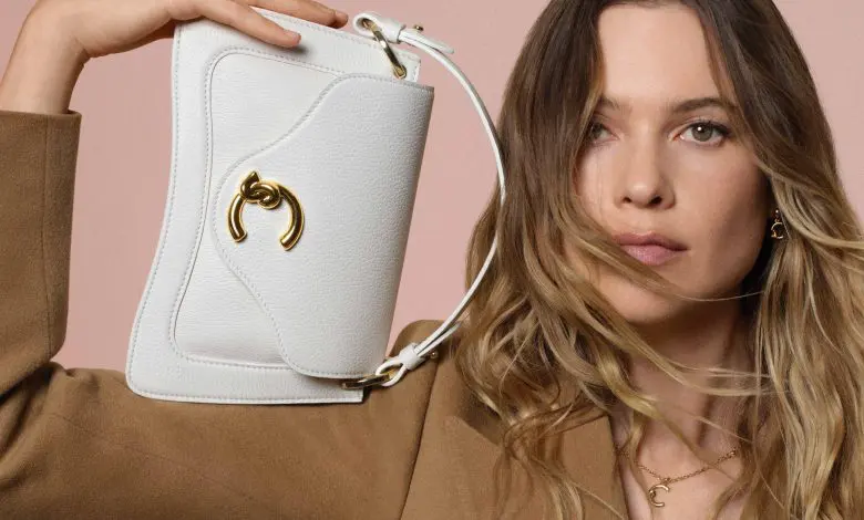 Coccinelle dezvăluie campania pentru primăvară, cu Behati Prinsloo ca imagine