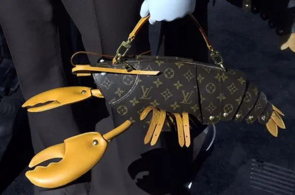 O geantă Louis Vuitton în formă de homar a devenit virală