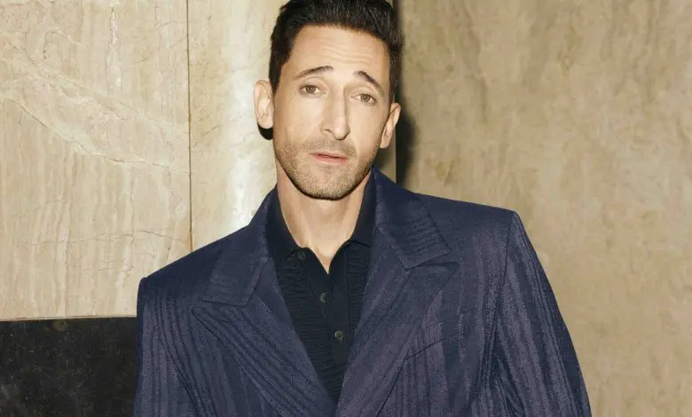 Cos lansează campania primăvară-vară 2025 cu Adrien Brody în rol principal
