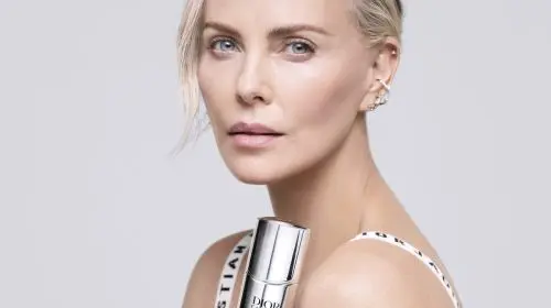 Charlize Theron este noua imagine a campaniei Dior Capture
