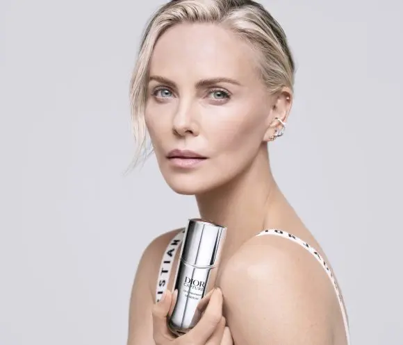 Charlize Theron este noua imagine a campaniei Dior Capture