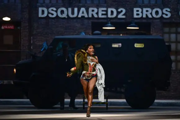 Brandul DSquared2 a sărbătorit 30 de ani cu un show care a inclus un performance Doechii