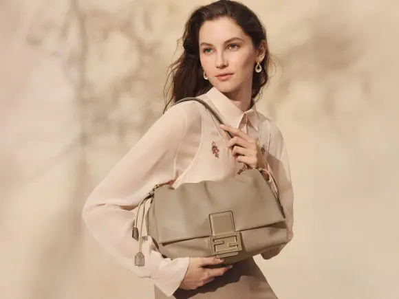 Fendi reintroduce geanta iconică Mamma Baguette