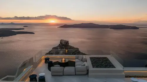 Mandarin Oriental a dezvăluit o nouă vilă modernă în Santorini