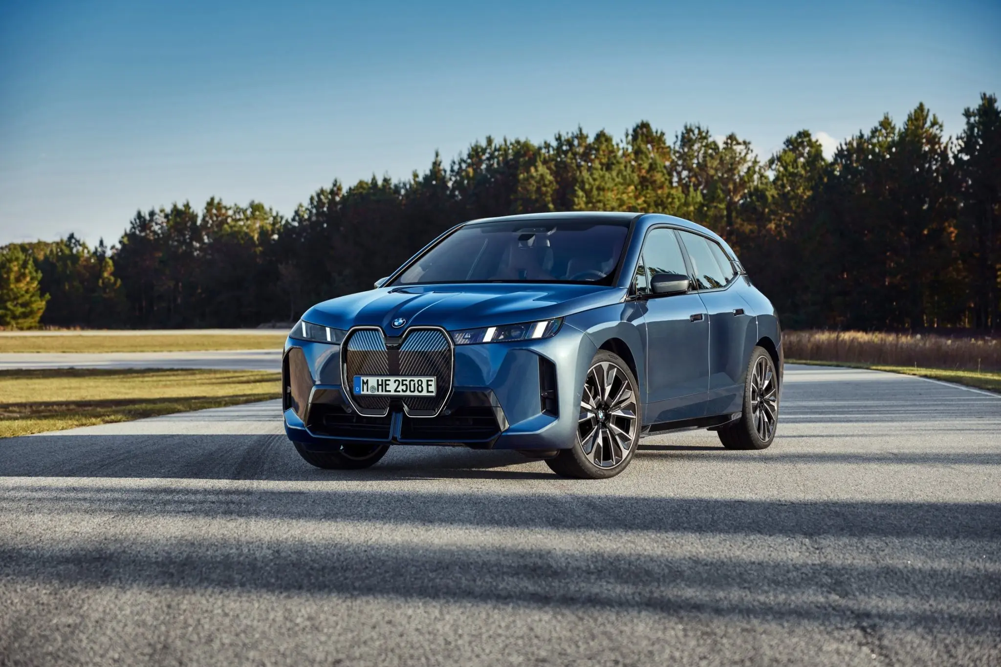 Noul BMW iX vine cu o autonomie mai mare