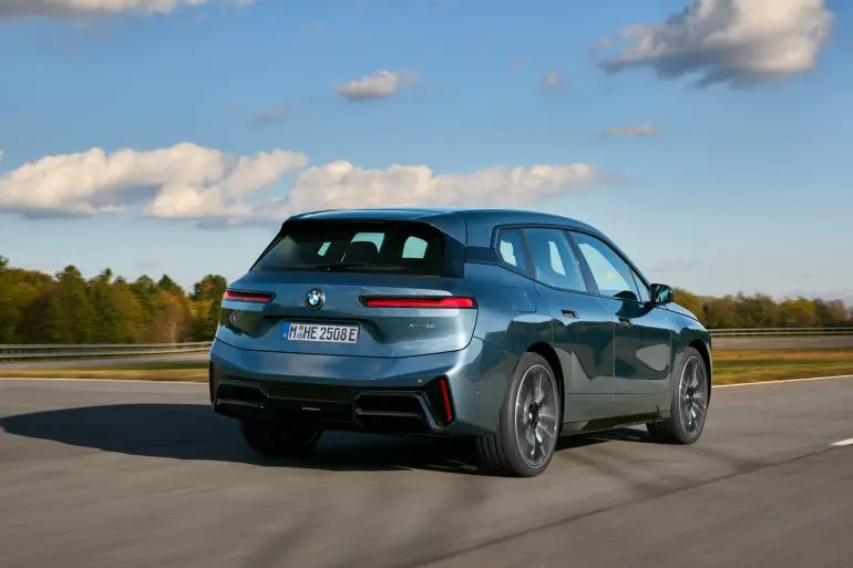 Noul BMW iX vine cu o autonomie mai mare