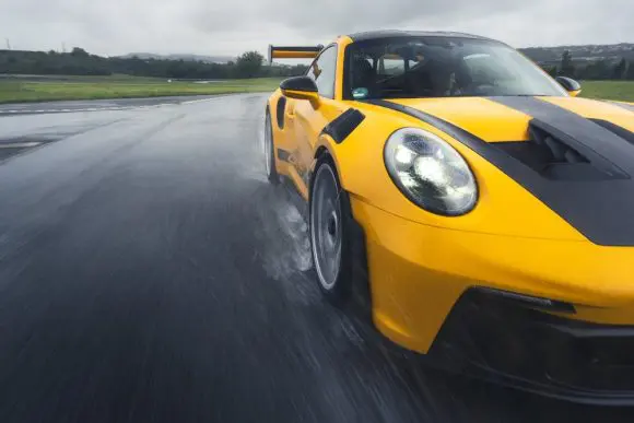 Porsche și Michelin prezintă o nouă anvelopă pentru carosabil umed