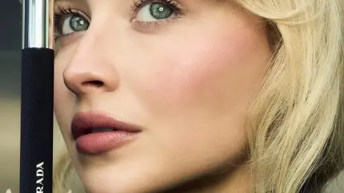 Sabrina Carpenter prezintă o nouă mascara din portofoliul Prada Beauty