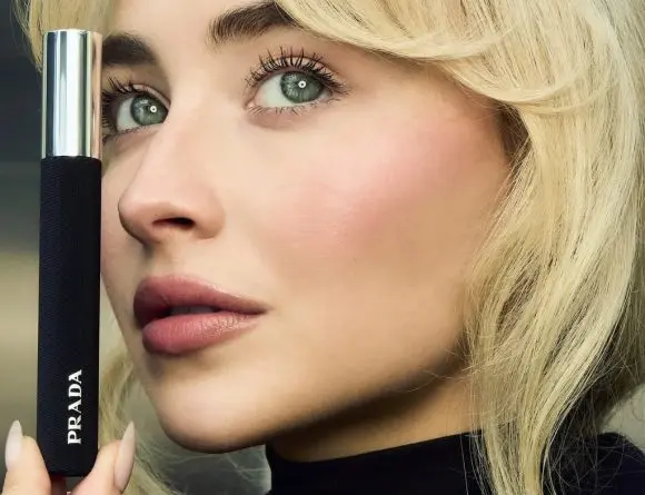 Sabrina Carpenter prezintă o nouă mascara din portofoliul Prada Beauty