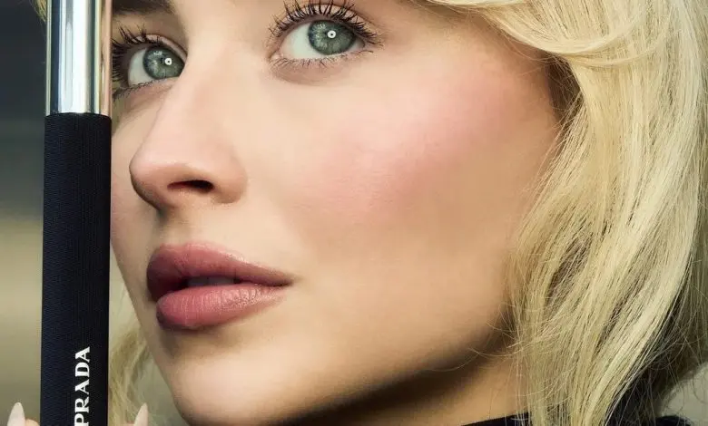 Sabrina Carpenter prezintă o nouă mascara din portofoliul Prada Beauty