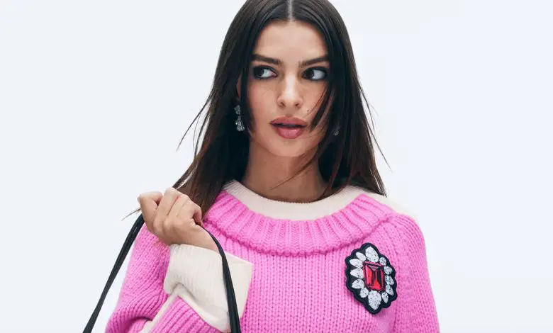 Emily Ratajkowski este imaginea noii poșete „The Dual” a lui Marc Jacobs