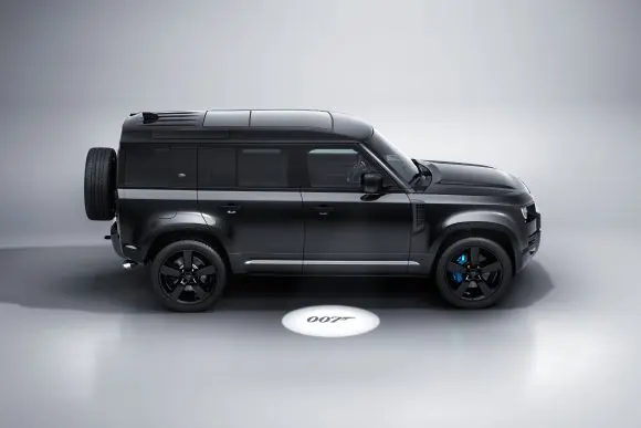 Land Rover Defender V8 Bond Edition scos la licitație