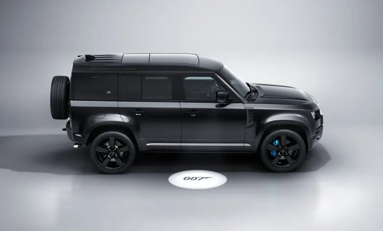 Land Rover Defender V8 Bond Edition scos la licitație