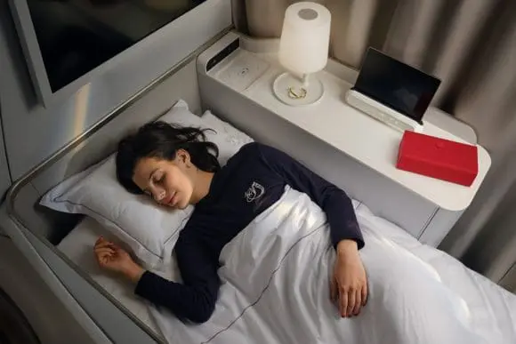 Brandul Jacquemus creează o linie de pijamale pentru pasagerii First Class ai Air France