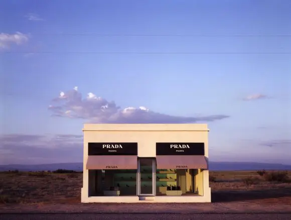 Instalația de artă „Prada Marfa” împlinește 20 de ani