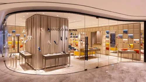 Manolo Blahnik finanțează un fond de burse la London College of Fashion