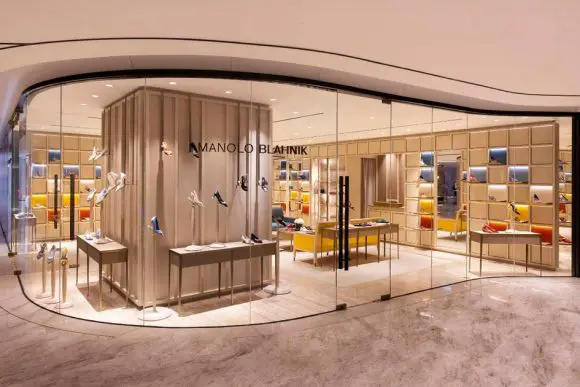 Manolo Blahnik finanțează un fond de burse la London College of Fashion