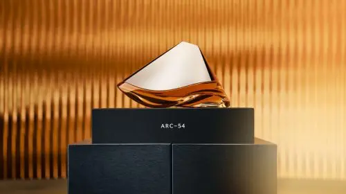 Bowmore și Aston Martin continuă colaborarea prin lansarea un nou single malt