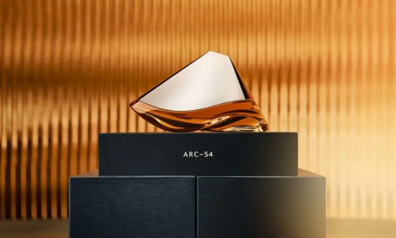 Bowmore și Aston Martin continuă colaborarea prin lansarea un nou single malt