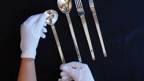 Un set rar de tacâmuri Mackintosh din 1902 s-a vândut la licitație cu peste 175.000 de lire sterline