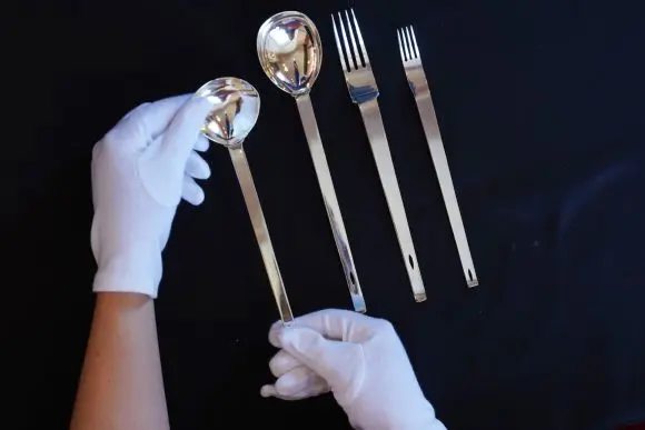 Un set rar de tacâmuri Mackintosh din 1902 s-a vândut la licitație cu peste 175.000 de lire sterline