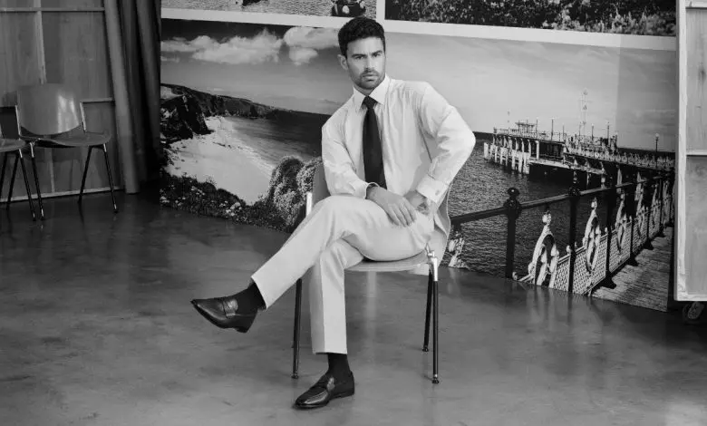 Theo James întruchipează imaginea unui gentleman englez în campania Chruch’s