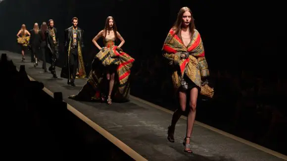 Prada cumpără Versace contra sumei de 1,25 miliarde de euro