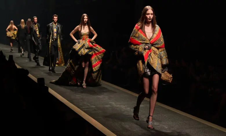 Prada cumpără Versace contra sumei de 1,25 miliarde de euro