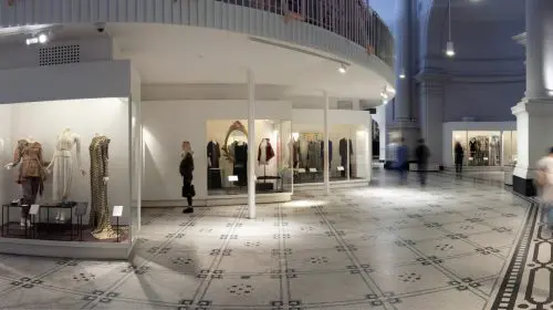 Galeria de Modă a Muzeului Victoria & Albert din Londra va deveni „Galeria Burberry”