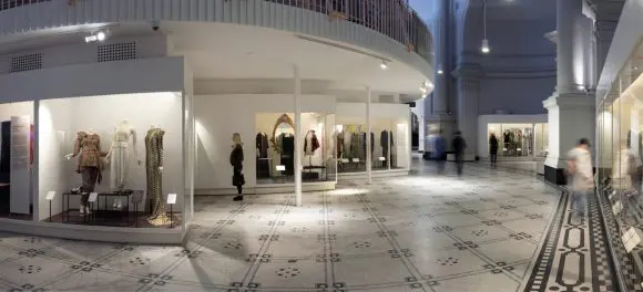 Galeria de Modă a Muzeului Victoria & Albert din Londra va deveni „Galeria Burberry”