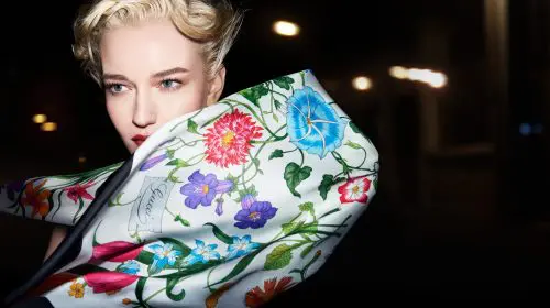 Gucci redefinește un accesoriu clasic prin campania „Art of Silk