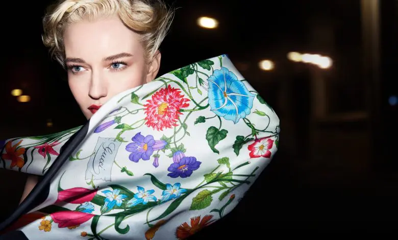 Gucci redefinește un accesoriu clasic prin campania „Art of Silk
