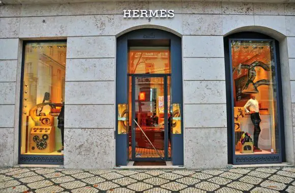 Hermès detronează LVMH din poziția de cea mai valoroasă companie din Franța