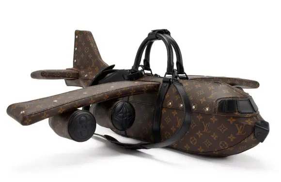 Geanta Louis Vuitton care arată ca un avion este scoasă la licitație