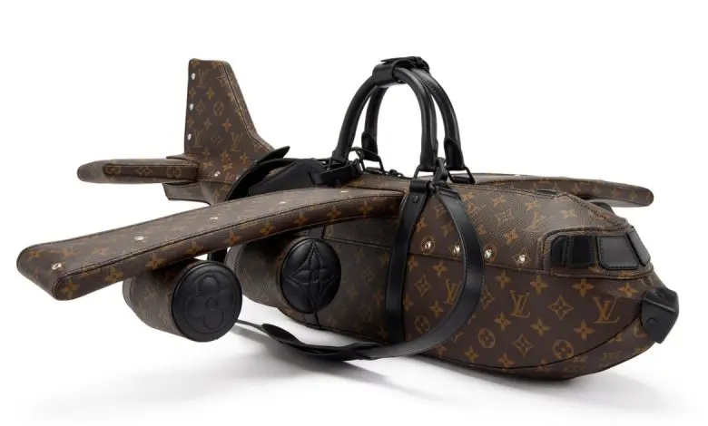 Geanta Louis Vuitton care arată ca un avion este scoasă la licitație