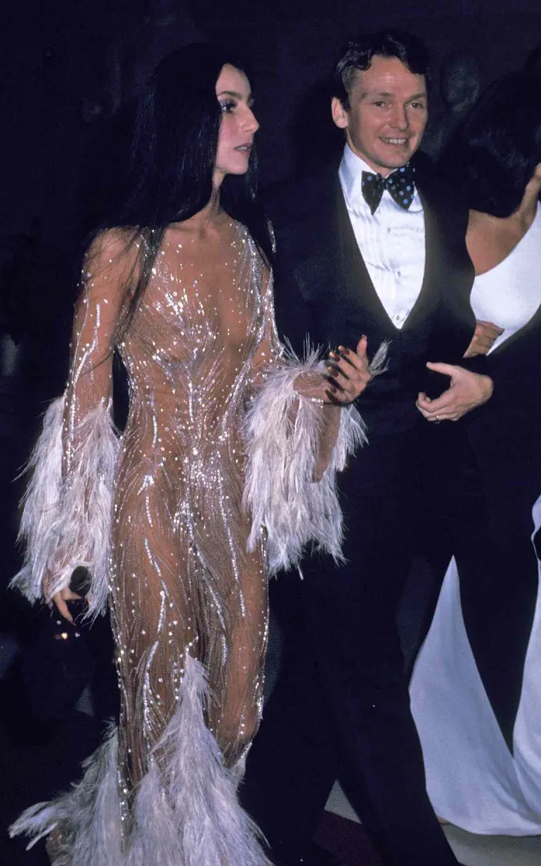 Cher și designerul Bob Mackie la Gala met, 1974